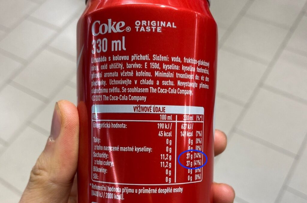 Plechovka Coca-Coly obsahuje 37 gramů cukru